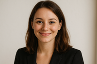 create me a profile picture of a woman in her 20s